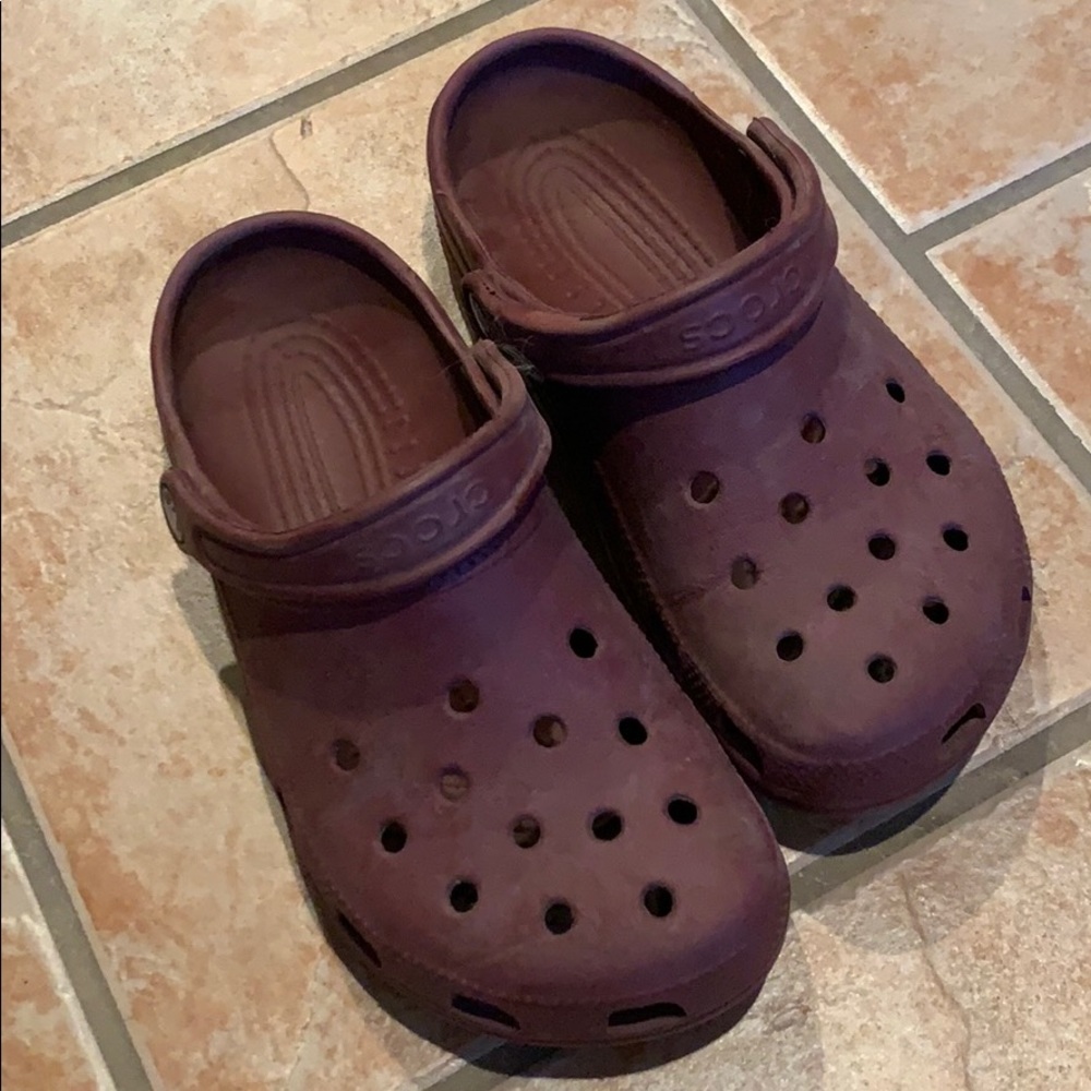 Garnet Crocs